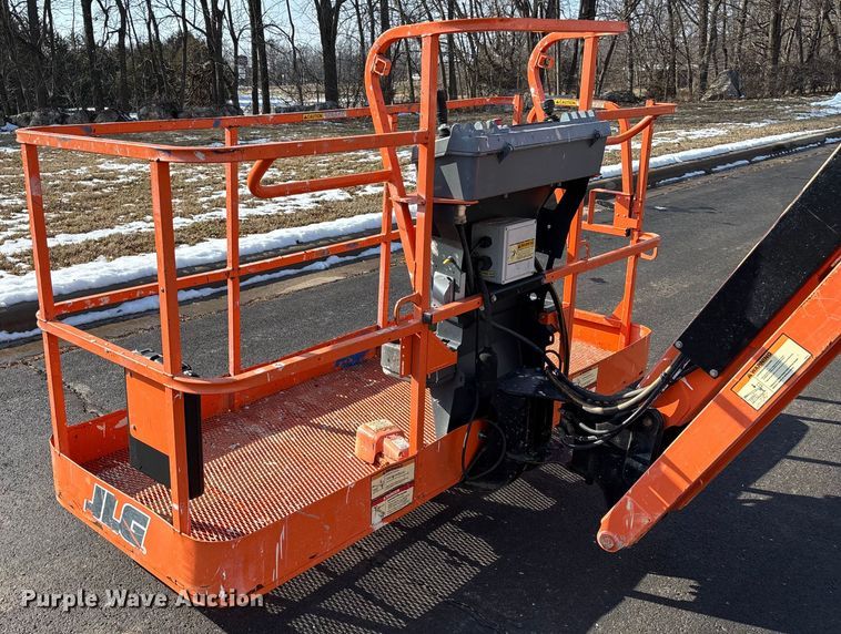 image for item FB2976 2007 JLG 600SJ boom lift