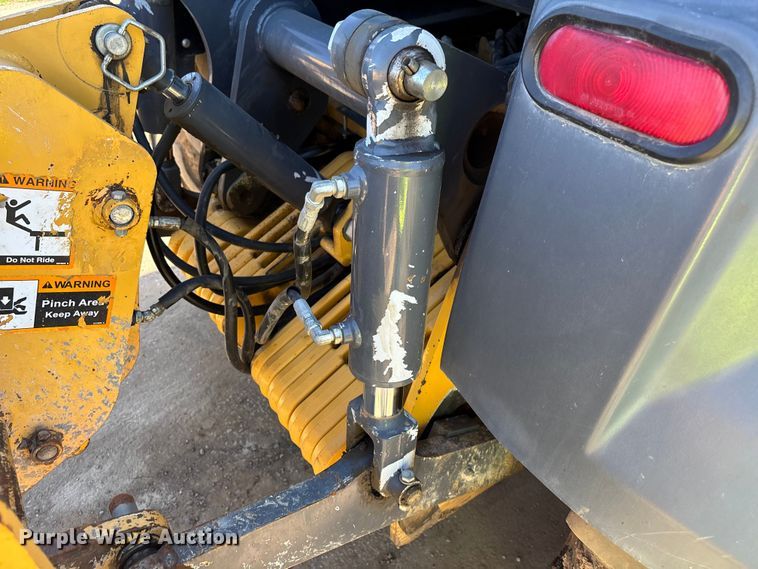 image for item FB5487 2019 John Deere 210L landscape tractor