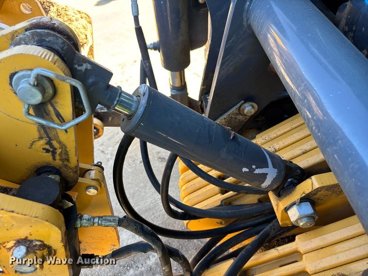 image for item FB5487 2019 John Deere 210L landscape tractor