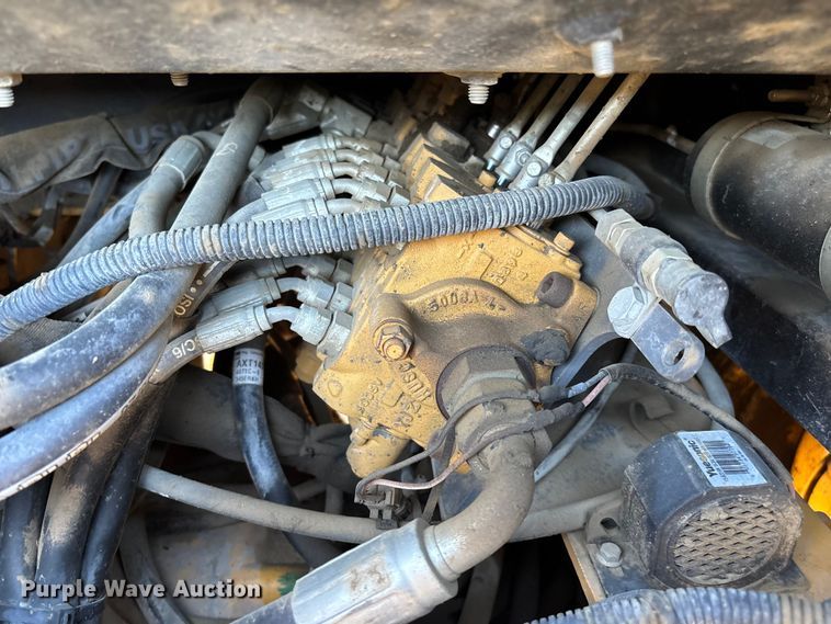 image for item FB5487 2019 John Deere 210L landscape tractor