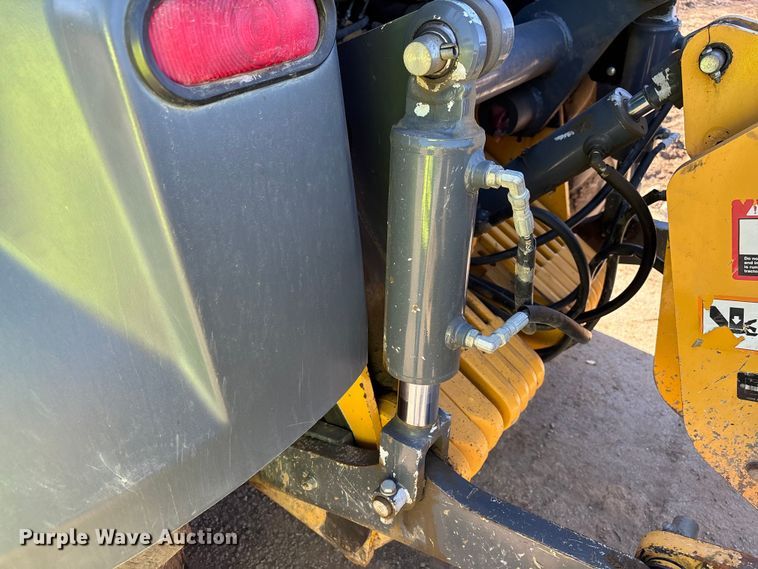 image for item FB5487 2019 John Deere 210L landscape tractor