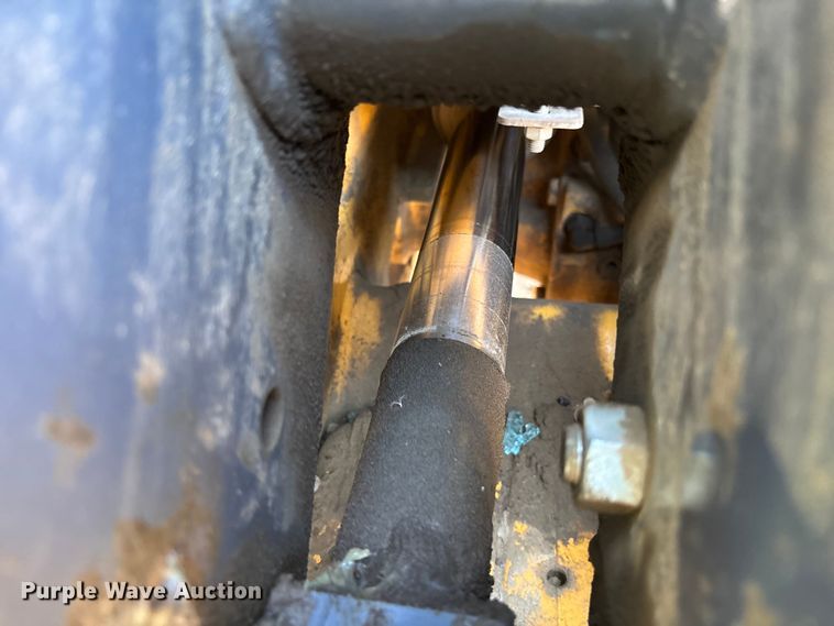 image for item FB5487 2019 John Deere 210L landscape tractor