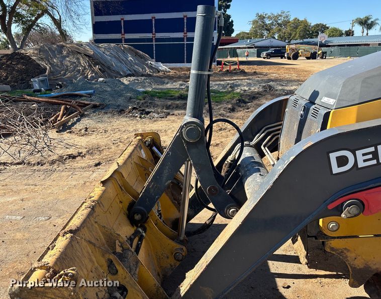 image for item FB5487 2019 John Deere 210L landscape tractor