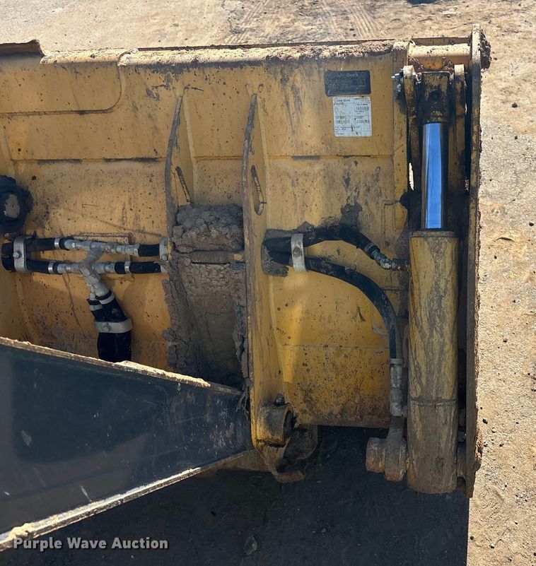 image for item FB5487 2019 John Deere 210L landscape tractor