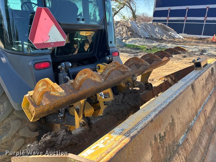 image for item FB5487 2019 John Deere 210L landscape tractor