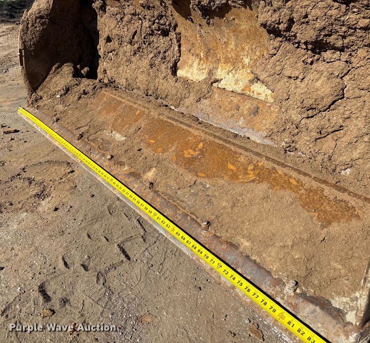 image for item FB5487 2019 John Deere 210L landscape tractor