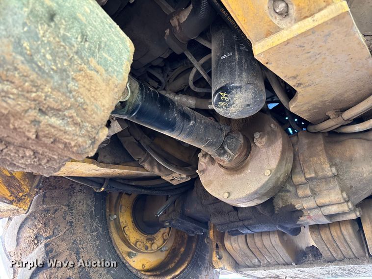 image for item FB5487 2019 John Deere 210L landscape tractor