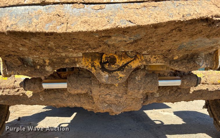 image for item FB5487 2019 John Deere 210L landscape tractor