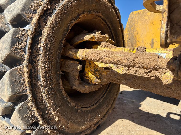 image for item FB5487 2019 John Deere 210L landscape tractor