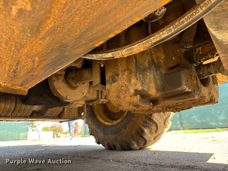 image for item FB5487 2019 John Deere 210L landscape tractor