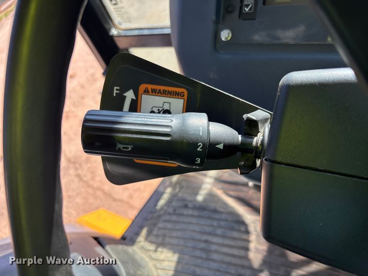 image for item FB5487 2019 John Deere 210L landscape tractor