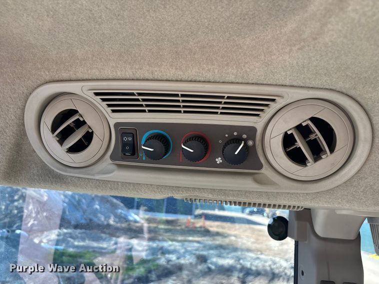 image for item FB5487 2019 John Deere 210L landscape tractor