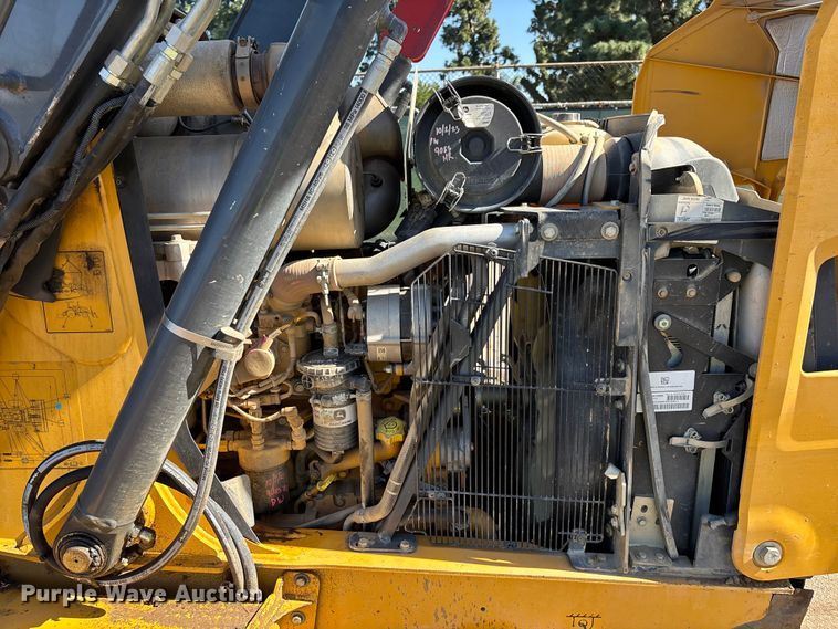 image for item FB5487 2019 John Deere 210L landscape tractor