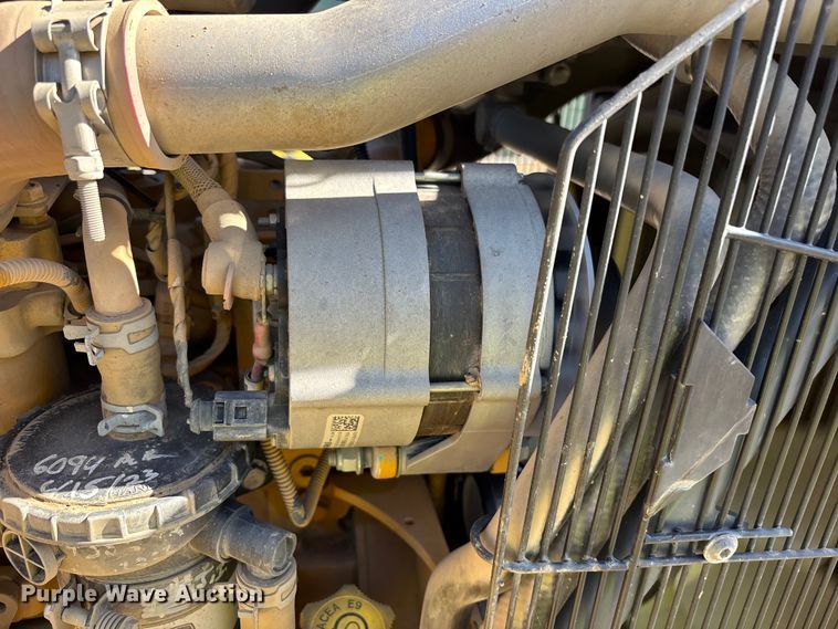 image for item FB5487 2019 John Deere 210L landscape tractor