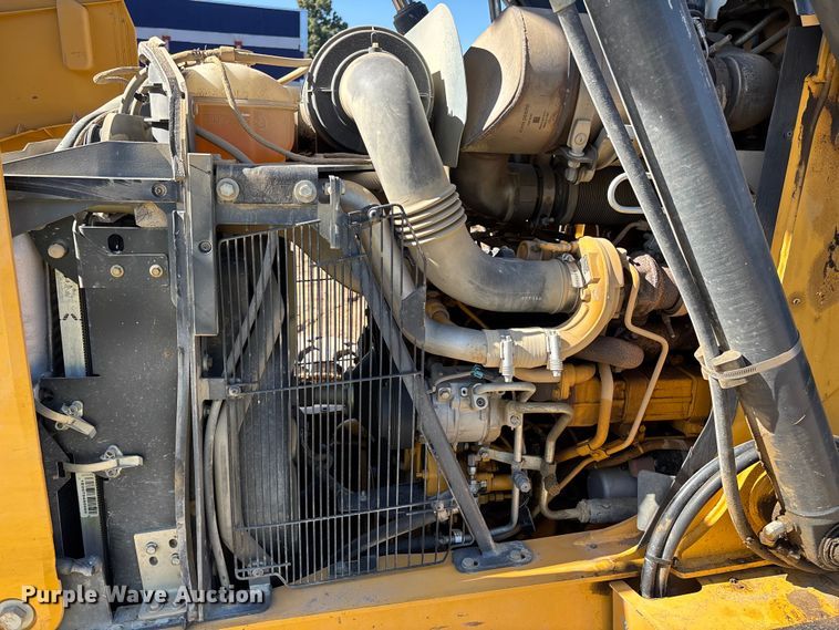 image for item FB5487 2019 John Deere 210L landscape tractor