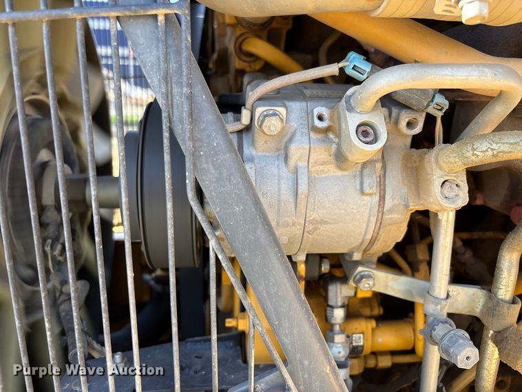 image for item FB5487 2019 John Deere 210L landscape tractor