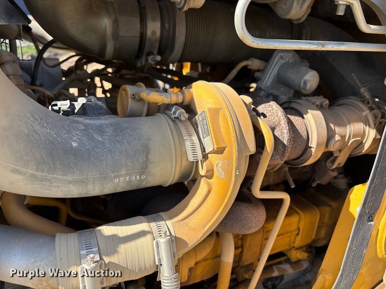 image for item FB5487 2019 John Deere 210L landscape tractor