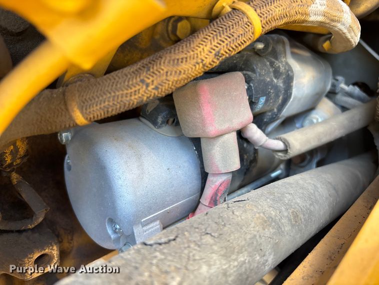 image for item FB5487 2019 John Deere 210L landscape tractor