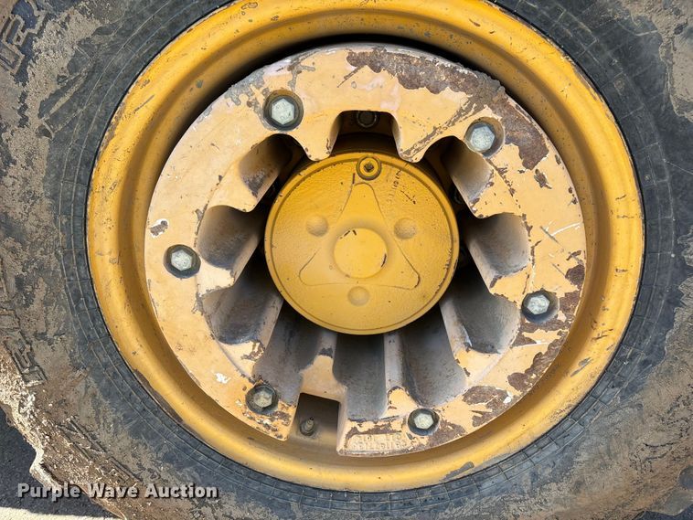 image for item FB5487 2019 John Deere 210L landscape tractor