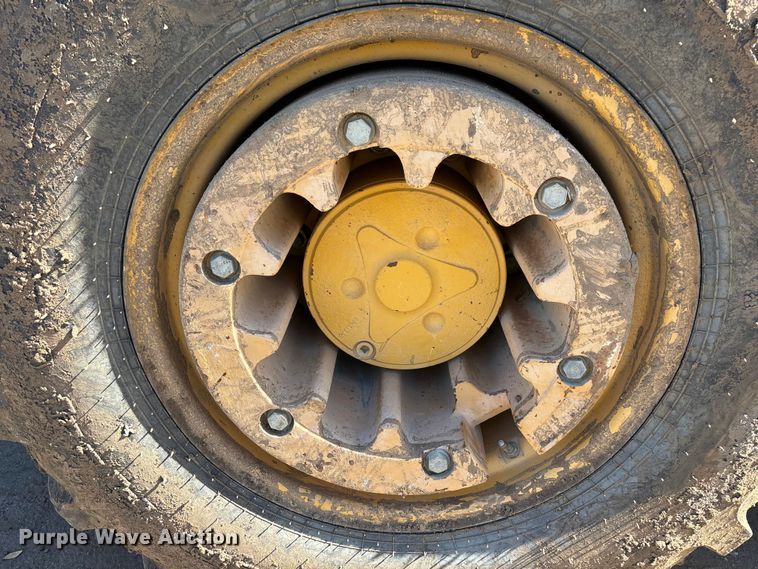 image for item FB5487 2019 John Deere 210L landscape tractor