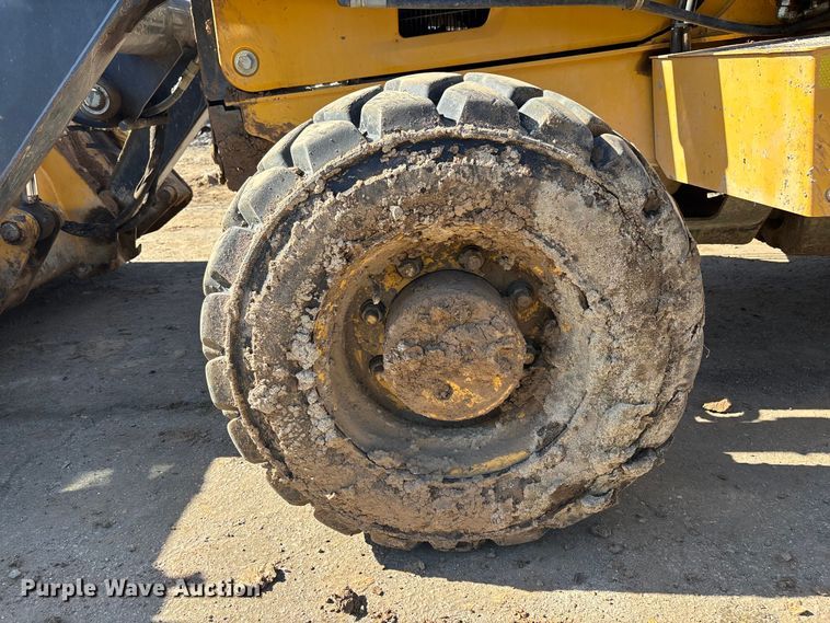 image for item FB5487 2019 John Deere 210L landscape tractor