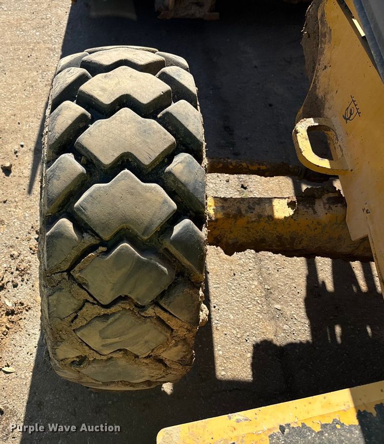 image for item FB5487 2019 John Deere 210L landscape tractor