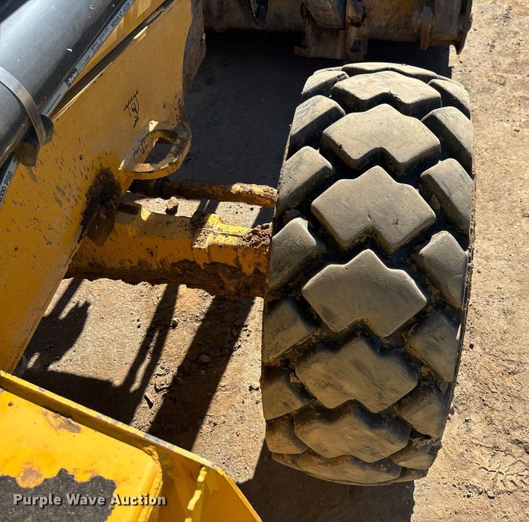 image for item FB5487 2019 John Deere 210L landscape tractor