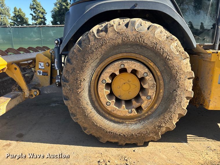 image for item FB5487 2019 John Deere 210L landscape tractor