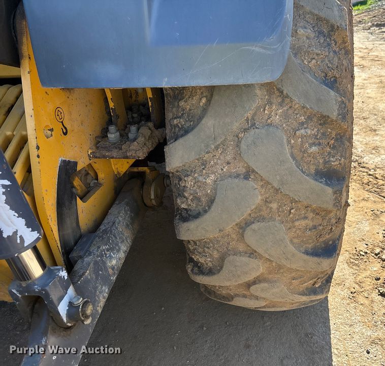 image for item FB5487 2019 John Deere 210L landscape tractor