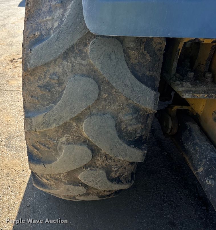 image for item FB5487 2019 John Deere 210L landscape tractor