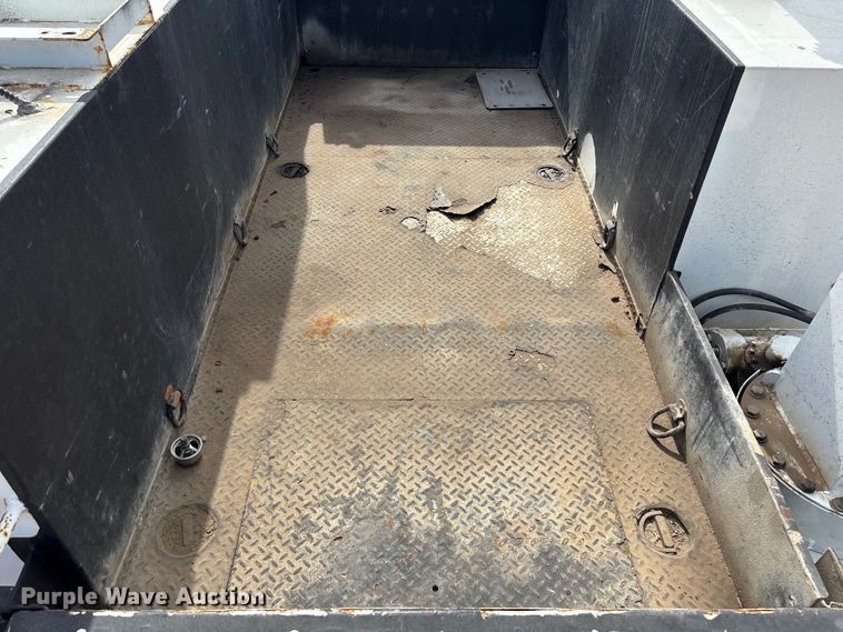 image for item FB5496 2017 Ford F550 utility / service truck