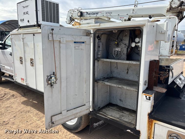 image for item FB5496 2017 Ford F550 utility / service truck