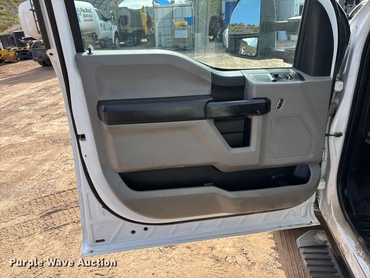 image for item FB5496 2017 Ford F550 utility / service truck