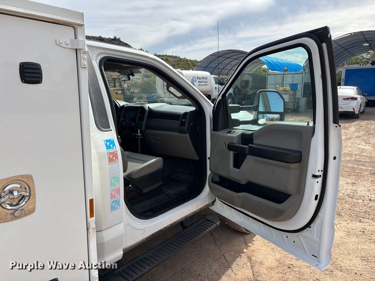 image for item FB5496 2017 Ford F550 utility / service truck