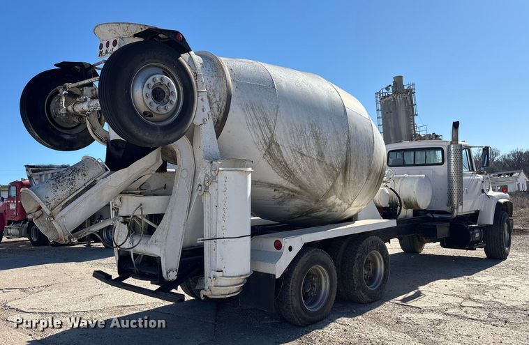 image for item FC1522 1993 Ford LT9000 ready mix truck