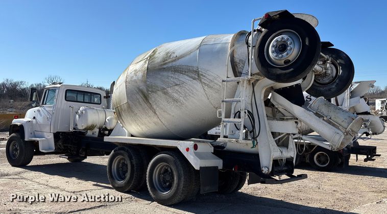 image for item FC1522 1993 Ford LT9000 ready mix truck
