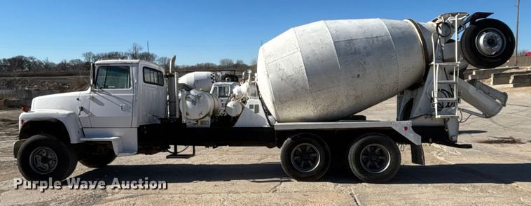 image for item FC1522 1993 Ford LT9000 ready mix truck