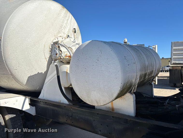 image for item FC1522 1993 Ford LT9000 ready mix truck