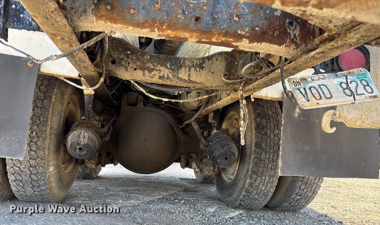 image for item FC1522 1993 Ford LT9000 ready mix truck