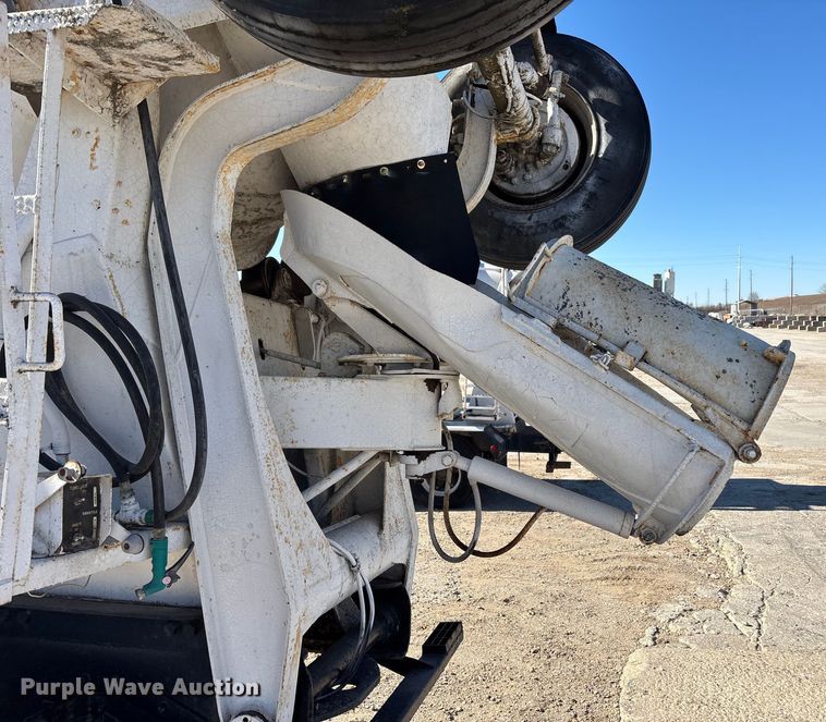 image for item FC1522 1993 Ford LT9000 ready mix truck