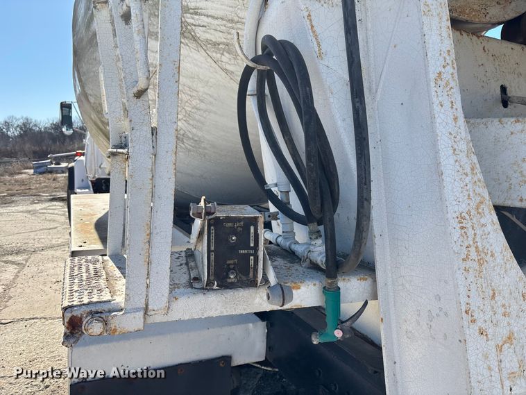 image for item FC1522 1993 Ford LT9000 ready mix truck