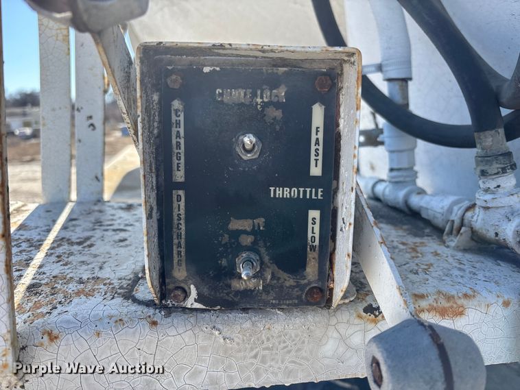 image for item FC1522 1993 Ford LT9000 ready mix truck