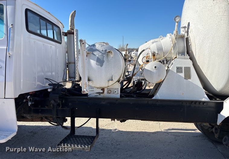 image for item FC1522 1993 Ford LT9000 ready mix truck