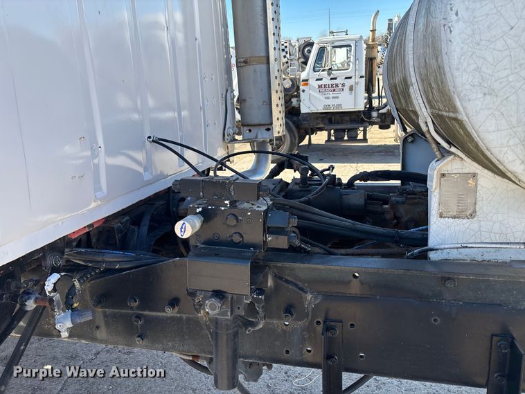 image for item FC1522 1993 Ford LT9000 ready mix truck