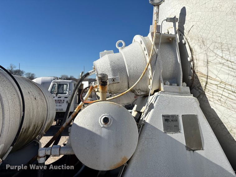 image for item FC1522 1993 Ford LT9000 ready mix truck