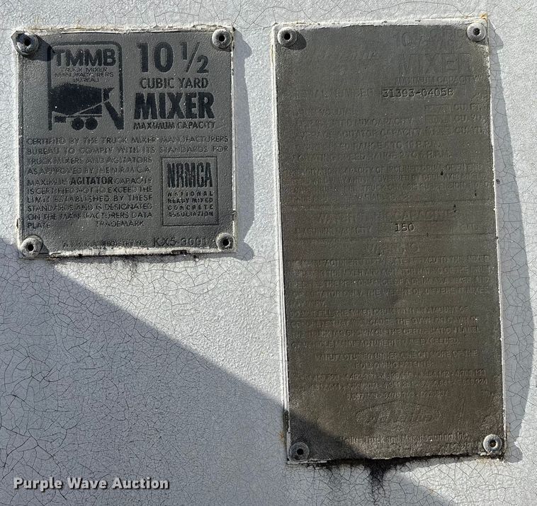 image for item FC1522 1993 Ford LT9000 ready mix truck