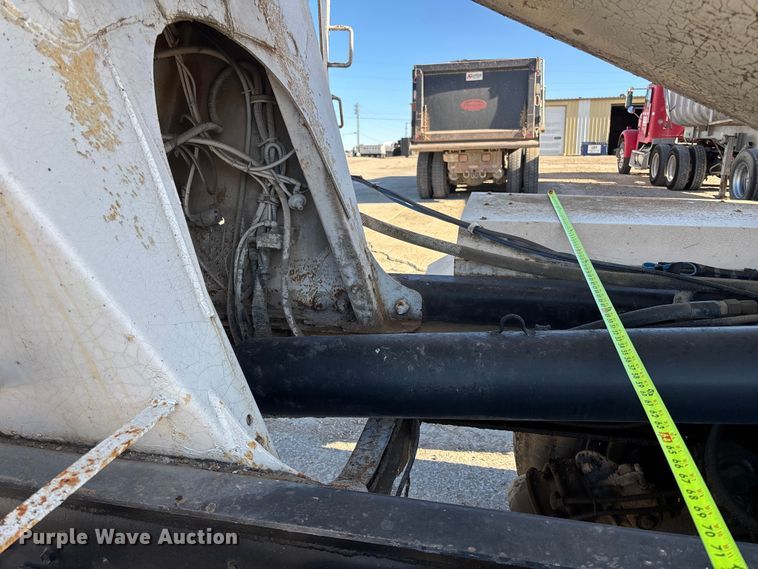 image for item FC1522 1993 Ford LT9000 ready mix truck