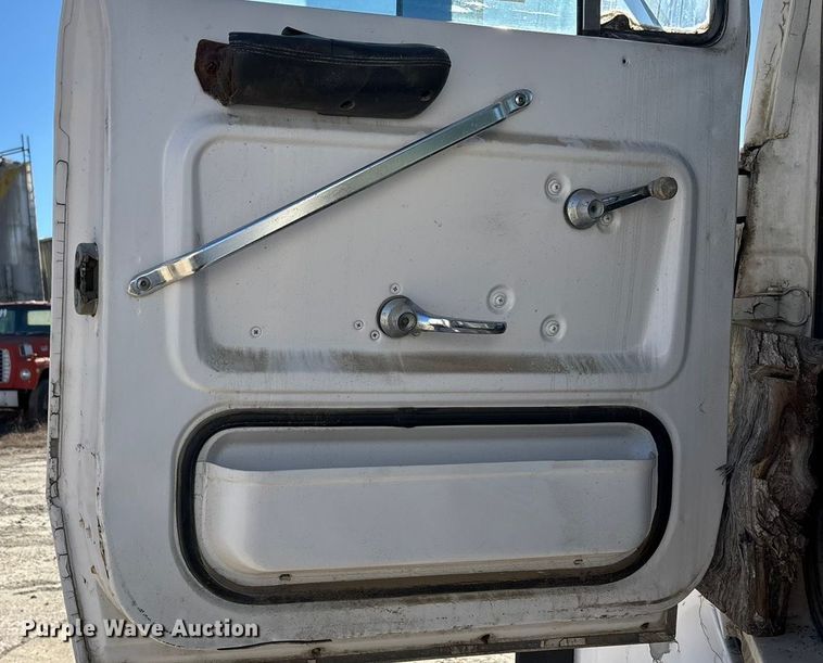 image for item FC1522 1993 Ford LT9000 ready mix truck