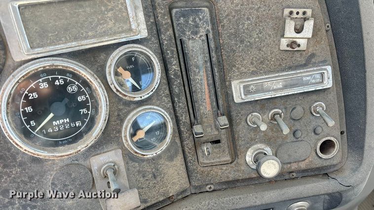 image for item FC1522 1993 Ford LT9000 ready mix truck