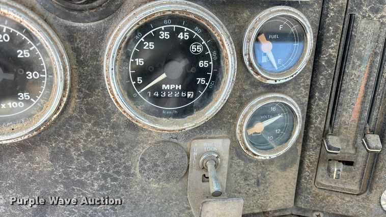 image for item FC1522 1993 Ford LT9000 ready mix truck